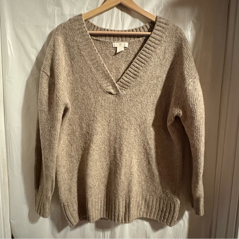 H&M Womens Beige V-Neck Sweater Sz Med Long Sleeve Classic Pullover Wool Blend